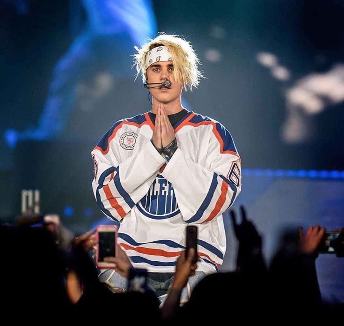 Justin Bieber’s performs in Edmonton Oilers Jersey