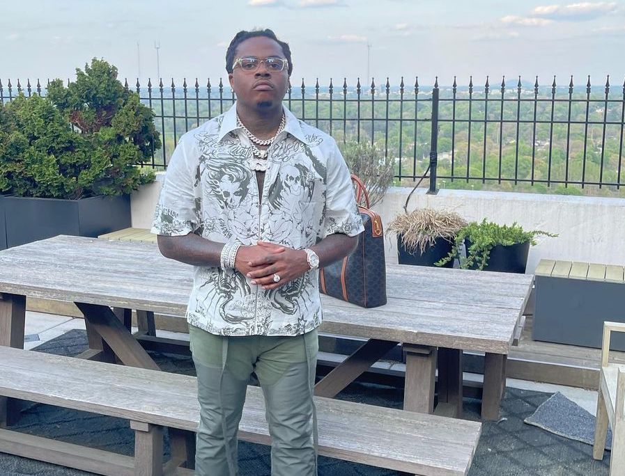 SPOTTED: Gunna dons Khaki & Print by the Coast