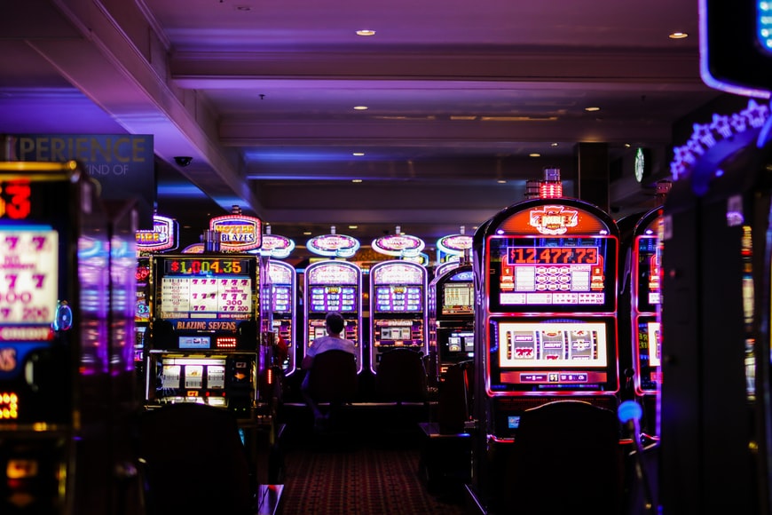 Exploring the Popularity of Online Slots in Comparison to Casino Games