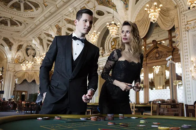 How to Choose the Correct Outfits for a Woman and a Man Before Going to the Casino