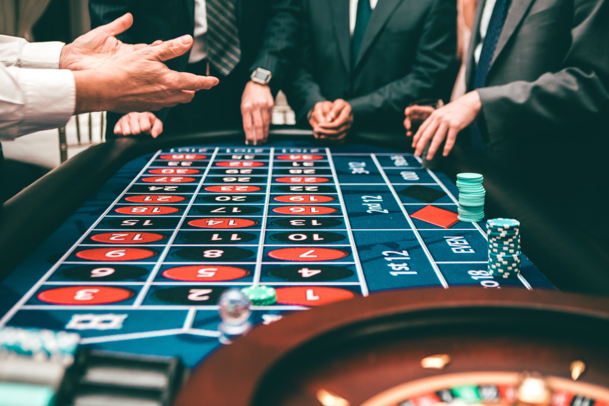 What is the Dress Code at Land-Based Casinos?