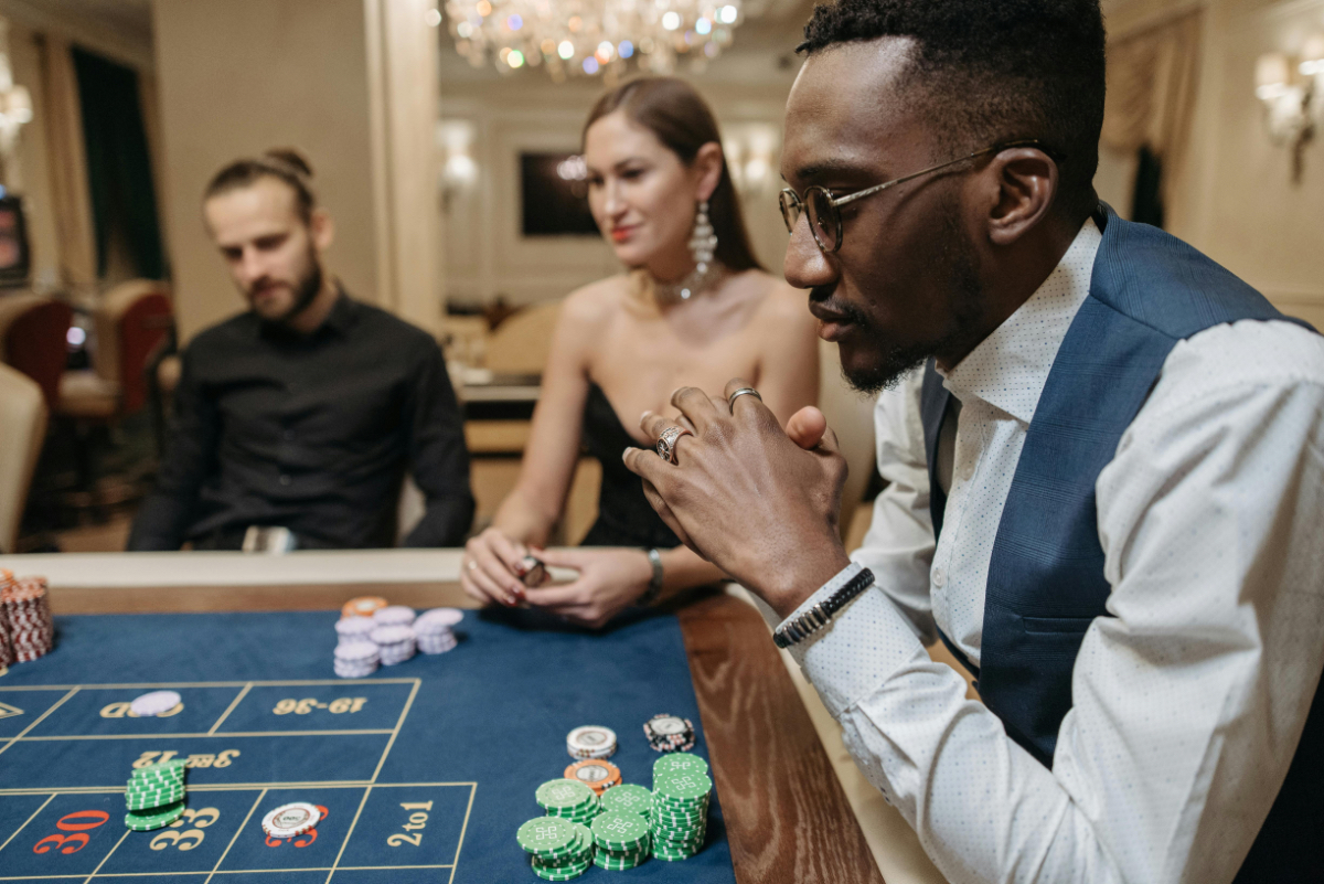 High Rollers & High Fashion: Unveiling the Glamour of Casino Style