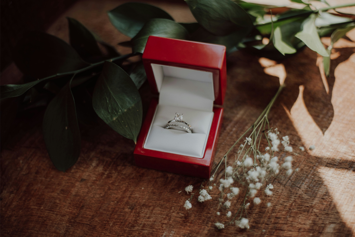 What Distinguishes Modern Engagement Ring Styles From Tradition?