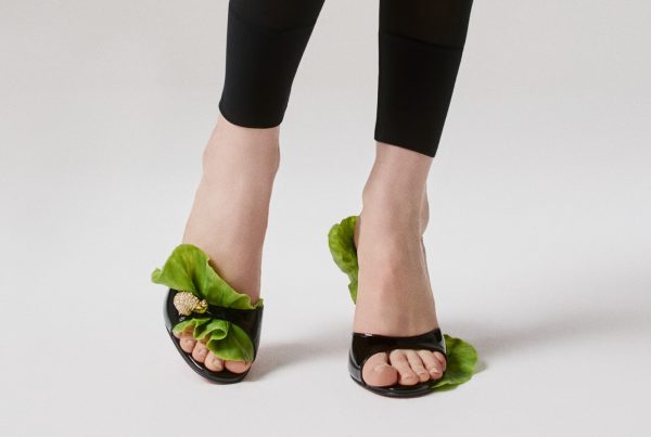 3260412b873-3260412b873-hover_image-ecommerce-fw26_einsnail_on_the_feet_mule_100_patent_latex_lin