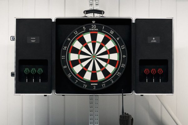 RIMOWA_Dartboard_Case_Campaign_Stills_HR_ 4x5_ (1)