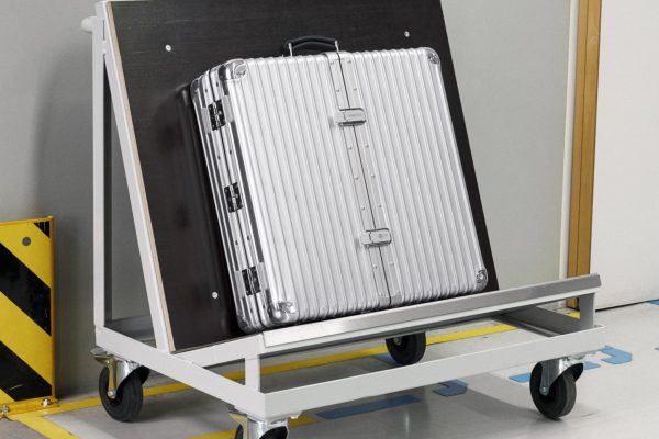 RIMOWA_Dartboard_Case_Campaign_Stills_HR_ 4x5_ (2)