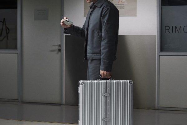 RIMOWA_Dartboard_Case_Campaign_Stills_HR_ 4x5_ (7)