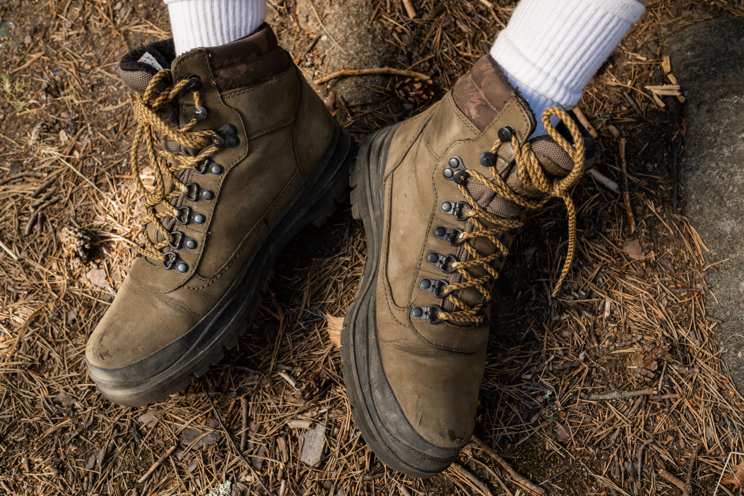 Hiking Boots vs Trail Shoes for Wide Feet: Which Is Better for Everyday Outdoor Wear?