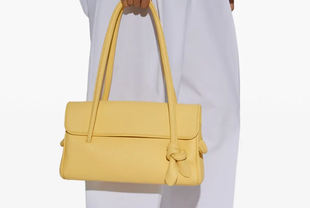 Jacquemus Unveils a Campaign for the”Le Turismo” Long Bag