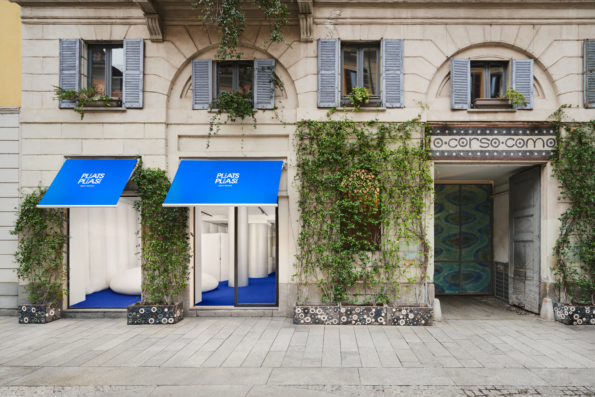 PLEATS PLEASE ISSEY MIYAKE Takes Over 10 Corso Como With ‘Azure Colors’